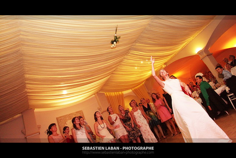 photo mariage berne lancé bouquet chateau berne