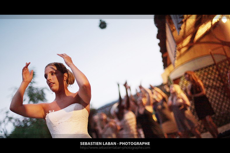 photo mariage lancé de bouquet photographe